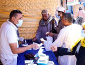 محافظ قنا: توزيع 154 ألف كمامة على المواطنين بمنافذ البيع