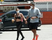 ليدي جاجا وصديقها فى شوارع هوليوود بالكمامة.. وتعلق على مقتل جورج فلويد