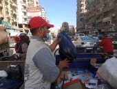 رئيسة حى ثان الزقازيق تضبط تروسيكل يلقى قمامة على الطريق العام