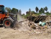 صور.. مدينة الزينية: رفع 27 طن مخلفات وقمامة فى حملات بالقرى والنجوع