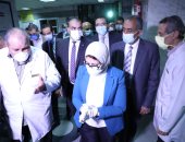 وزيرة الصحة توجه بزيادة عدد أسرة الرعاية المركزة وأجهزة التنفس بجميع مستشفيات القاهرة 