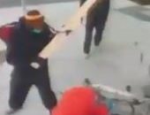 محتجون يضربون سيدة بعنف لمحاولتها منع سرقة متجر فى أمريكا.. فيديو