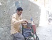 صور..  مهنة عم حسين من المنيا يجوب البلاد حاملا ماكينة "سن السكاكين"