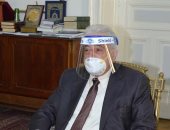صور.. محافظ جنوب سيناء يحصن العاملين بالمحافظة بمنتجات الأوقاف الواقية من كورونا