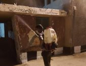 شباب قرية بني حرام بالمنيا يعقمون الشوارع ضد فيروس كورونا