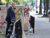 ترامب يتحدى المتظاهرين ويتوجه لكنيسة مجاورة للبيت الأبيض سيرا على الأقدام