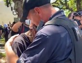 "هؤلاء الجنود يحبونكم".. أحضان ودموع بين أفراد الشرطة الأمريكية والمتظاهرين.. شرطى يحتضن أحد المحتجين بمشهد مؤثر.. وآخر يتخلى عن معدات مكافحة الشغب ويسير مع المتظاهرين.. وضابط يركع على ركبتيه أمام الحشود..فيديو