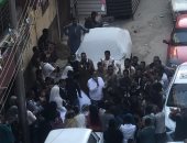 رقص وزحام وفرقة زفة أمام استوديو لتصوير العرائس بأسيوط.. فيديو وصور