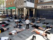 بـ"التمدد على الأرض".. بريطانيون يحتجون على العنصرية الأمريكية ضد السود