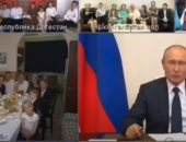 بوتين يمنح طفلاً قبلة على الهواء في اجتماع العائلات صاحبة وسام الأبوة.. فيديو وصور