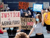 صور.. العالم هذا المساء.. بريطانيون يحتجون على العنصرية الأمريكية ضد السود.. وتظاهرات لأصحاب المطاعم للمطالبة بعودة العمل.. واستمرار أعمال السلب والنهب بنيويورك خلال احتجاجات ضد مقتل رجل أسود