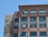 قوات الأمن تنقذ شابا حاول الانتحار من أعلى عقار سكنى فى وسط القاهرة (فيديو)