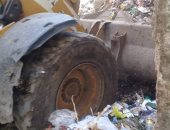 ​صور.. رفع أكوام القمامة من مقابر الشهداء وميدان أبو حشيش بالمحلة