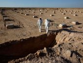 عراقيون يحفرون آلاف القبور الجديدة لاستقبال ودفن ضحايا فيروس كورونا