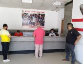 أعضاء الزمالك يتوافدون على مقر النادى لتجديد الاشتراكات.. صور