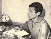 قصة صورة.. الناشئ محمود الخطيب خلال توقيعه للنادى الأهلى عام 1972