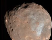 علماء يكتشفون حقائق جديدة عن قمر المريخ الأكبر "فوبوس".. اعرف التفاصيل