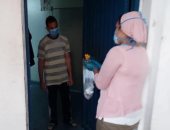 "صحة جنوب سيناء" توزع أدوية على مخالطى حالات كورونا بمنازلهم.. صور