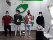 لمواجهة كورونا.. شباب قرية سجين الكوم بالغربية يوزعون كمامات بمكتب البريد