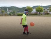 "ميسى اليابانى".. طفل ينطط الكرة بقفزه على الحبل معصوب العينين.. فيديو