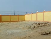 صور.. إنشاء أسوار جديدة لملاعب مركز شباب بالوظة في شمال سيناء
