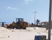 رفع الرمال وإصلاح الإنارة على شاطئ العريش استعدادا لاستقبال المصطافين