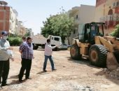 رئيس مدينة الغردقة يتابع عمليات رفع مخلفات المبانى بالشوارع..صور