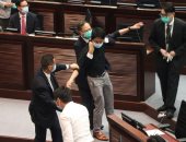 إخلاء المجلس التشريعى بهونج كونج بعد إلقاء نائب مواد حارقة داخل المبنى