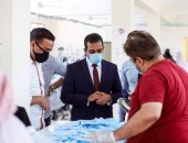 نائب محافظ قنا يتفقد مصنع الكمامات للوقاية من فيروس كورونا.. صور 