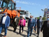 وزارة البيئة تسلم القليوبية 7 سيارات و3 لوادر بالمحطة الوسيطة بالقطاوى (صور)