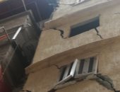قارئة من شارع الفلكى بالإسكندرية تشكو تصدع منزل مجاور لها يهدد حياة المواطنين