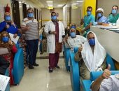  صور.. مستشفى إسنا تحتفل بخروج 28 شخصا فى يوم واحد بعد التعافى من كورونا