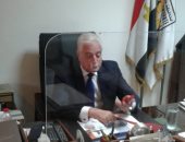 محافظ جنوب سيناء يستخدم حاجز مكتبى للوقاية من كورونا من إنتاج وزارة الأوقاف