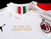 ميلان يكرم الأطباء فى إيطاليا بقمصان ذهبية لجهودهم فى محاربة كورونا