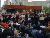 متظاهرو أمريكا يحمون المسلمين لأداء الصلاة أثناء الاحتجاجات فى نيويورك.. فيديو