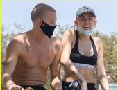 مايلي سايروس وكودي سيمبسون يمارسان رياضة المشى بالكمامات.. صور