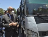 محافظ الجيزة يتفقد مواقف السيرفيس لمتابعة الالتزام بارتداء الكمامات