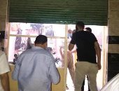 تشميع 3 محال تجارية بالزقازيق لمخالفة قرار الغلق.. صور