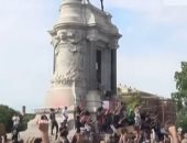 حملة لإزالة تماثيل رموز ساندت العنصرية بالولايات المتحدة.. فيديو