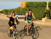 شاهد.. عمر السعيد يشارك النصف الحلو فى نزهة على "البسكلتة"