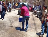 موقف نبيل.. نجل مريض كورونا يقود حملة تطهير بمحيط حميات الزقازيق ويوزع كمامات