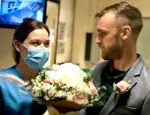 بعد تأجيل زواجهما بسبب كورونا.. مسعف وزميلته يحتفلان بزفافهما داخل مستشفى