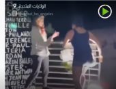 فيديو.. امرأة تحطم نصبا تذكاريا لجورج فلويد فى لوس أنجلوس