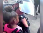 طفلة تتوسل شرطى أمريكى بعدم إطلاق النار عليها خلال الاحتجاجات.. فيديو