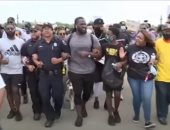 فيديو.. أفراد الشرطة الأمريكية ينضمون لمتظاهرين فى ديترويت