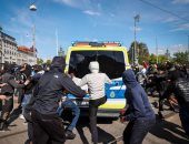 الشرطة السويدية تفض مظاهرة ضد العنصرية بعد إلقاء الحجارة عليهم.. صور