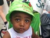 "من فضلك لا تطلق النار على".. شعار فوق قبعة طفل عمره عامين بمظاهرات أمريكا
