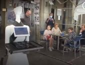 روبوت يقدم الطلبات فى بار إسبانى للزبائن خوفا من عدوى كورونا.. فيديو