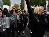 بالعكاز..مادونا تنسى آلامها وتشارك فى المسيرات الاحتجاجية بلندن