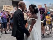 عروسان ينضمان لاحتجاجات جورج فلويد فى ولاية فيلادلفيا.. صور وفيديو